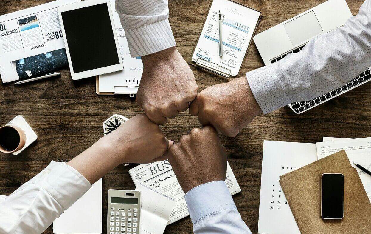 Mãos fechadas unidas em ambiente de escritório employer branding