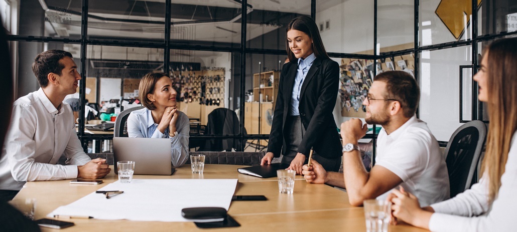 Grupo de empreendedores trabalhando em um coworking