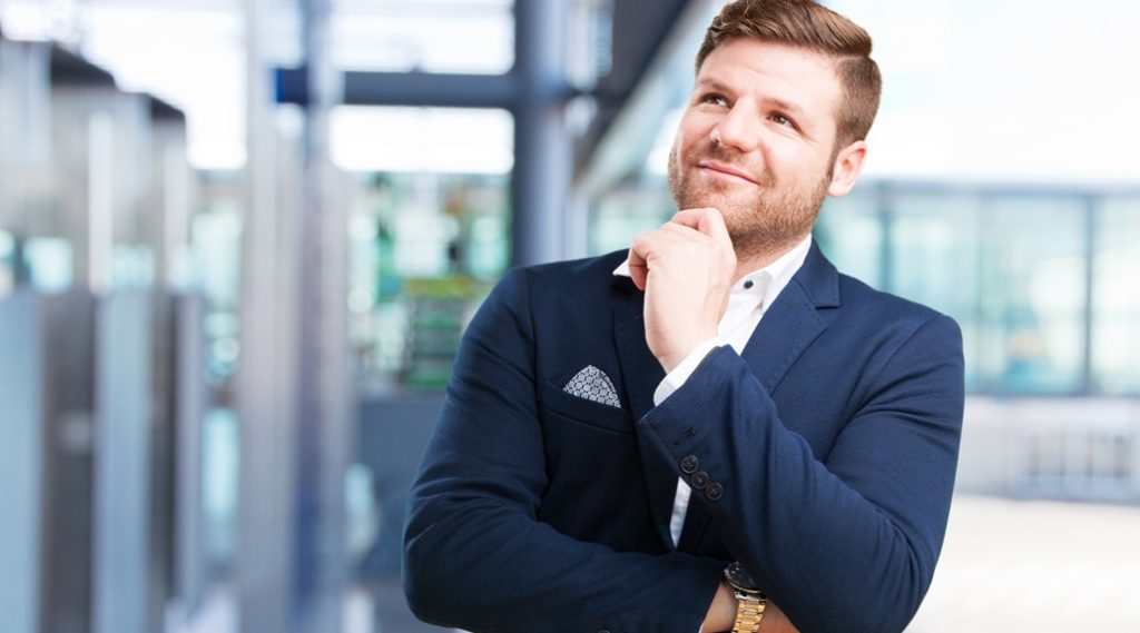 empresário em uma espaço de coworking pensando