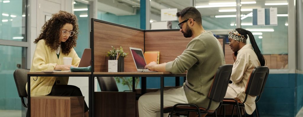 Como são separados ambientes em sala de coworking?