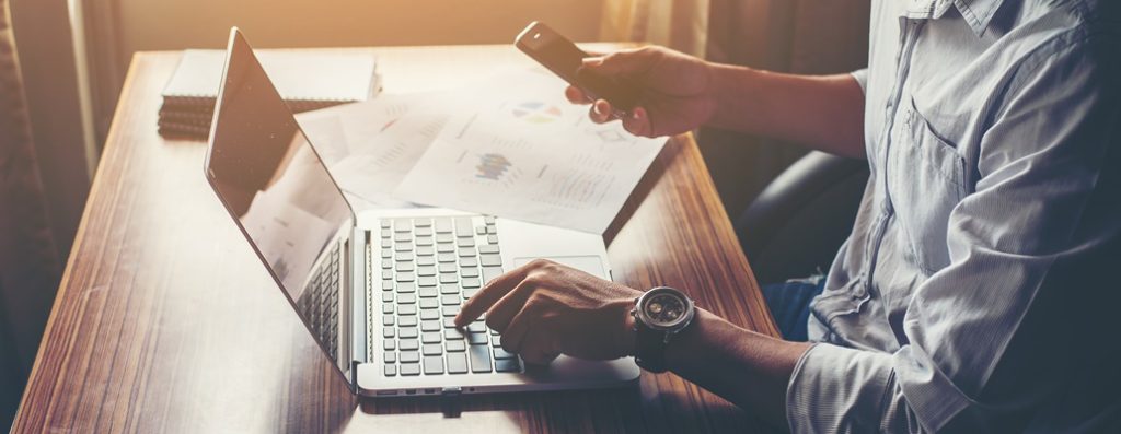 Como o trabalho híbrido está revolucionando o escritório físico?