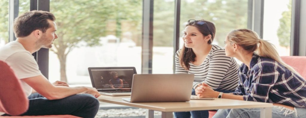 Hot Desking: O Que é e Por Que Está Transformando Espaços de Trabalho