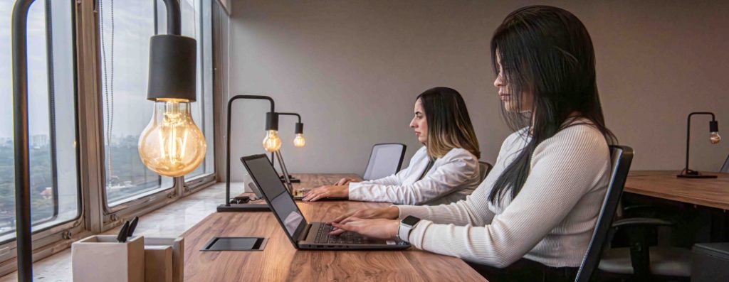 Vantagens do Coworking: Economia e Flexibilidade vs. Aluguel de Escritório