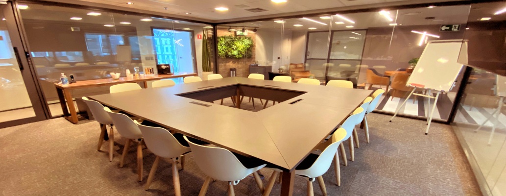 Sala de reuniões moderna: o impacto na imagem e na eficiência do seu negócio

