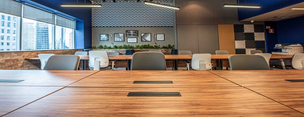 Mesa rotativa ou sala privativa: qual é a melhor escolha no coworking?