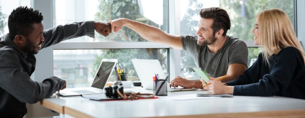pessoas fazendo networking em um coworking